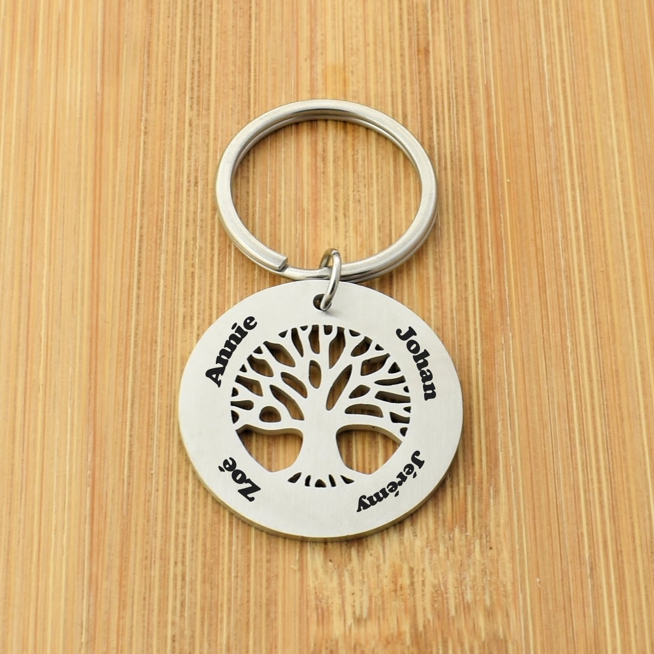 Porte-clés Arbre de Vie gravé — 4 Prénoms Famille Cadeau Maman Papa Acier 2 Porte-clés Arbre de Vie gravé — 4 prénoms acier