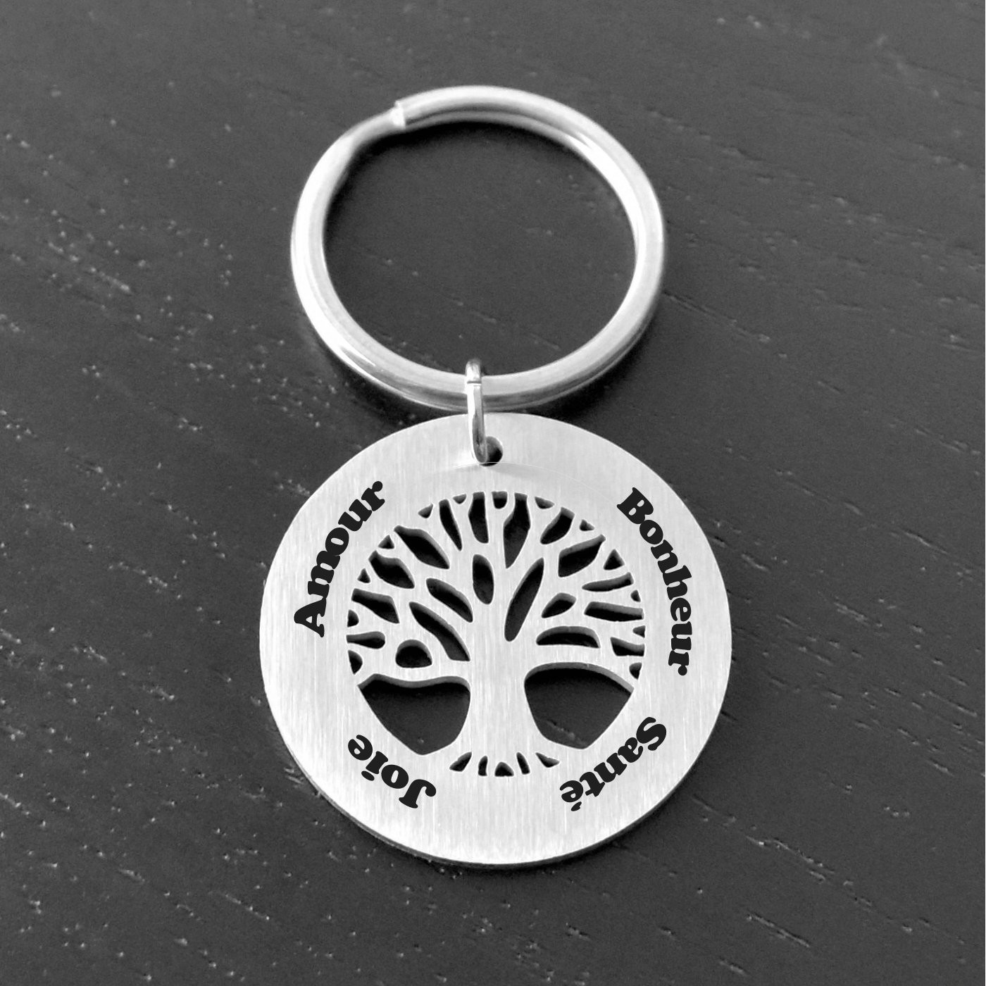 Porte-clés Arbre de Vie gravé — 4 Prénoms Famille Cadeau Maman Papa Acier 4 Porte-clés Arbre de Vie gravé — 4 prénoms acier