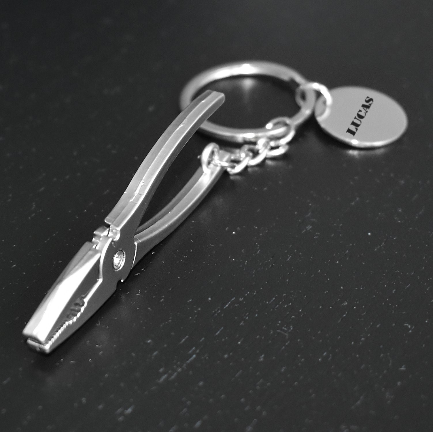 Porte-clés Pince Bricoleur Personnalisé Gravé – Cadeau Artisan, Électricien ou Passionné de Bricolage 5 Porte-clés Bricoleur gravé — pince à bec