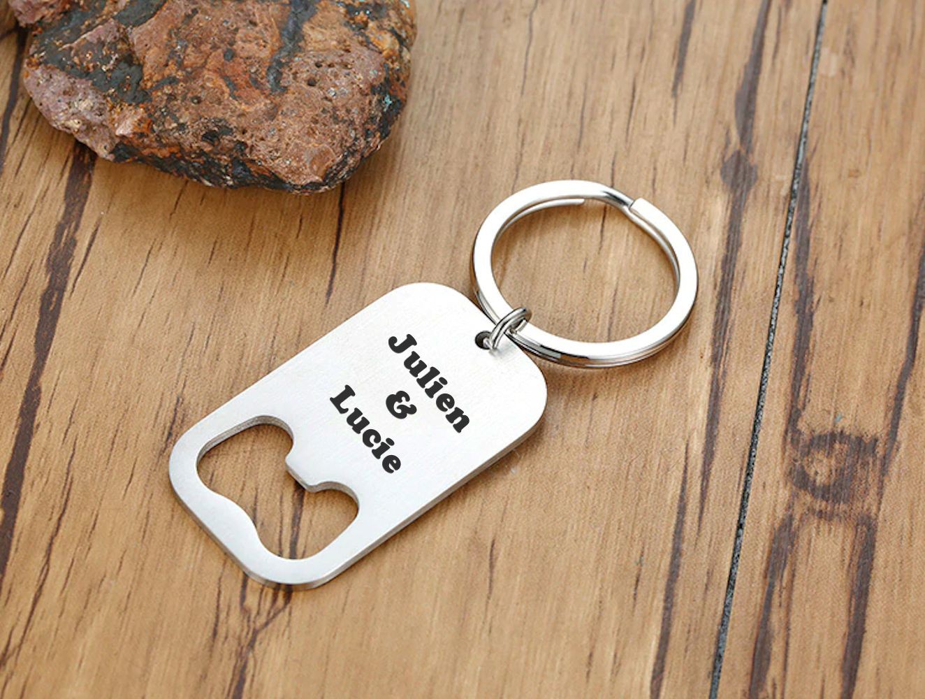 Porte-clés Décapsuleur Personnalisé Gravé – 3 Lignes – Cadeau Bière, Apéro ou Cadeau Pratique et Malin 2 Porte-clés Décapsuleur gravé — acier inox