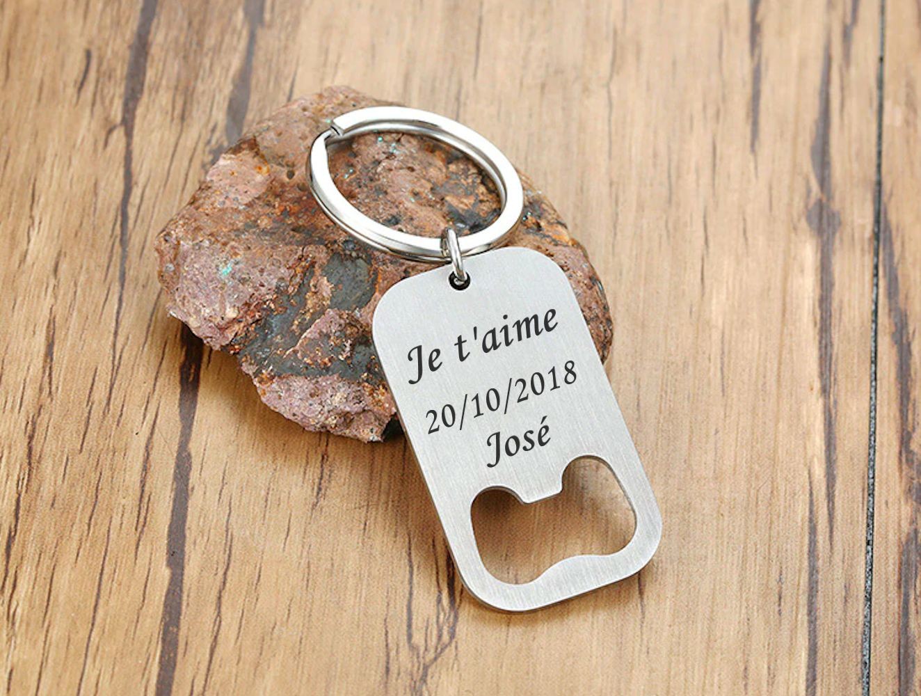 Porte-clés Décapsuleur Personnalisé Gravé – 3 Lignes – Cadeau Bière, Apéro ou Cadeau Pratique et Malin 3 Porte-clés Décapsuleur gravé — acier inox