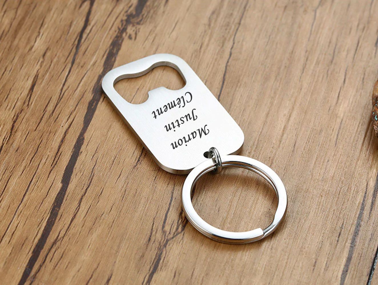 Porte-clés Décapsuleur Personnalisé Gravé – 3 Lignes – Cadeau Bière, Apéro ou Cadeau Pratique et Malin 4 Porte-clés Décapsuleur gravé — acier inox