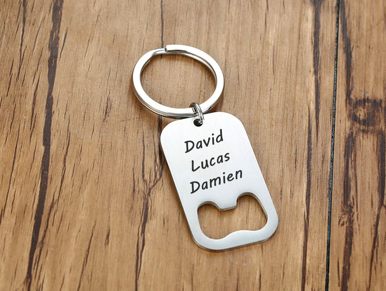 Porte-clés Décapsuleur Personnalisé Gravé – 3 Lignes – Cadeau Bière, Apéro ou Cadeau Pratique et Malin 5 Porte-clés Décapsuleur gravé — acier inox