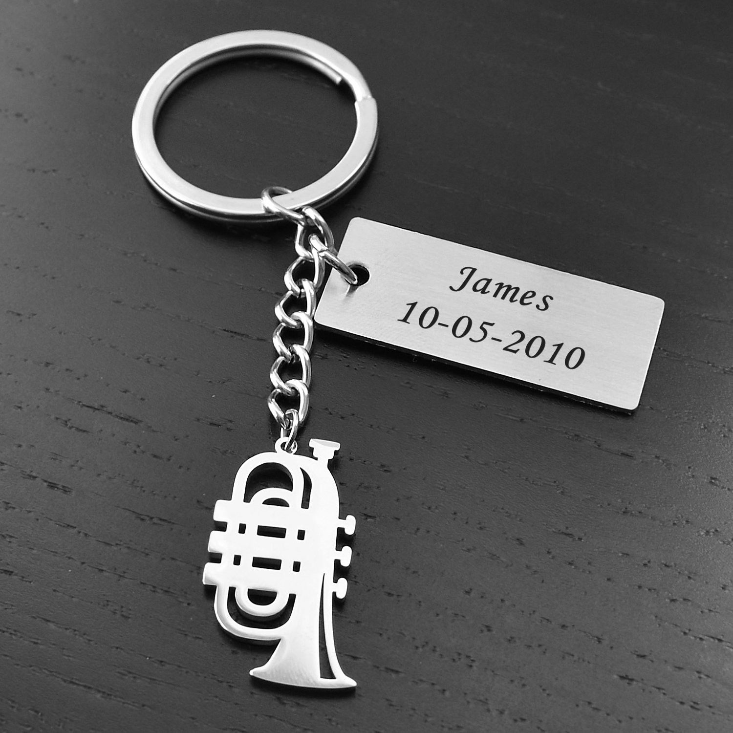 Porte-clés Trompette gravé — Plaque 2 Lignes Cadeau Musicien Fanfare Personnalisé Acier 4 Porte-clés Trompette Origami gravé — plaque acier